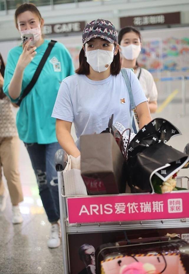 建议|樊振东、刘诗雯并肩走机场，低调的造型却被粉丝围，也像明星一样
