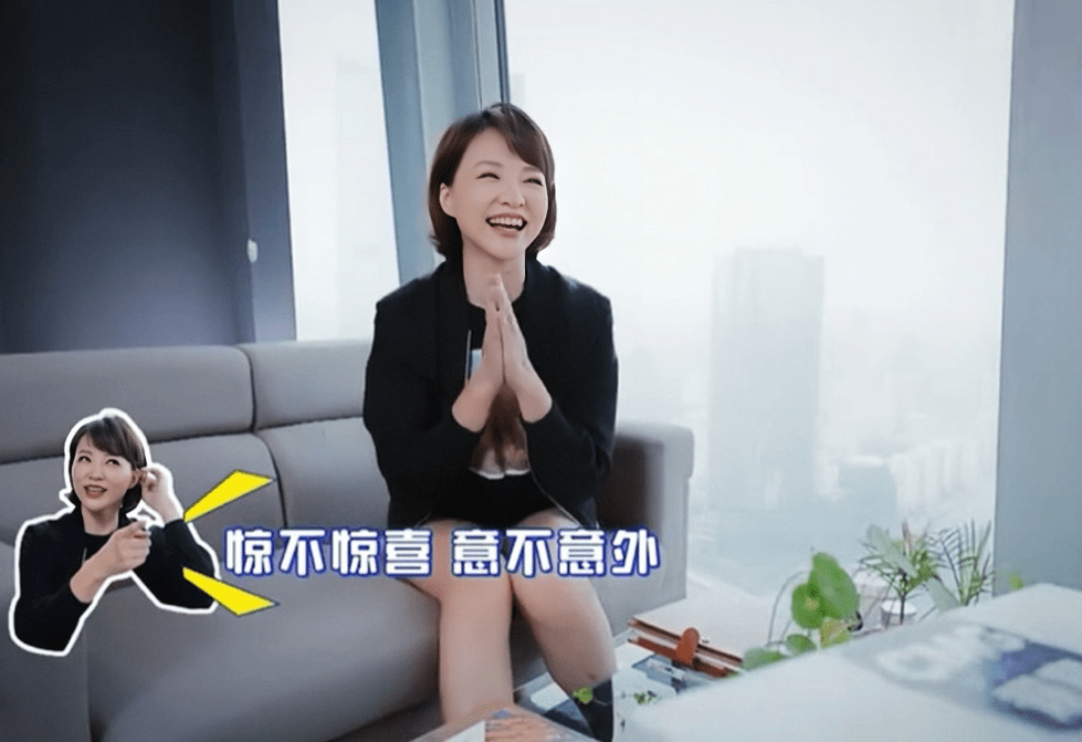 黑衣|没想到董卿也能有“小甜妹”的样子,穿黑衣都年轻,笑起来太可爱