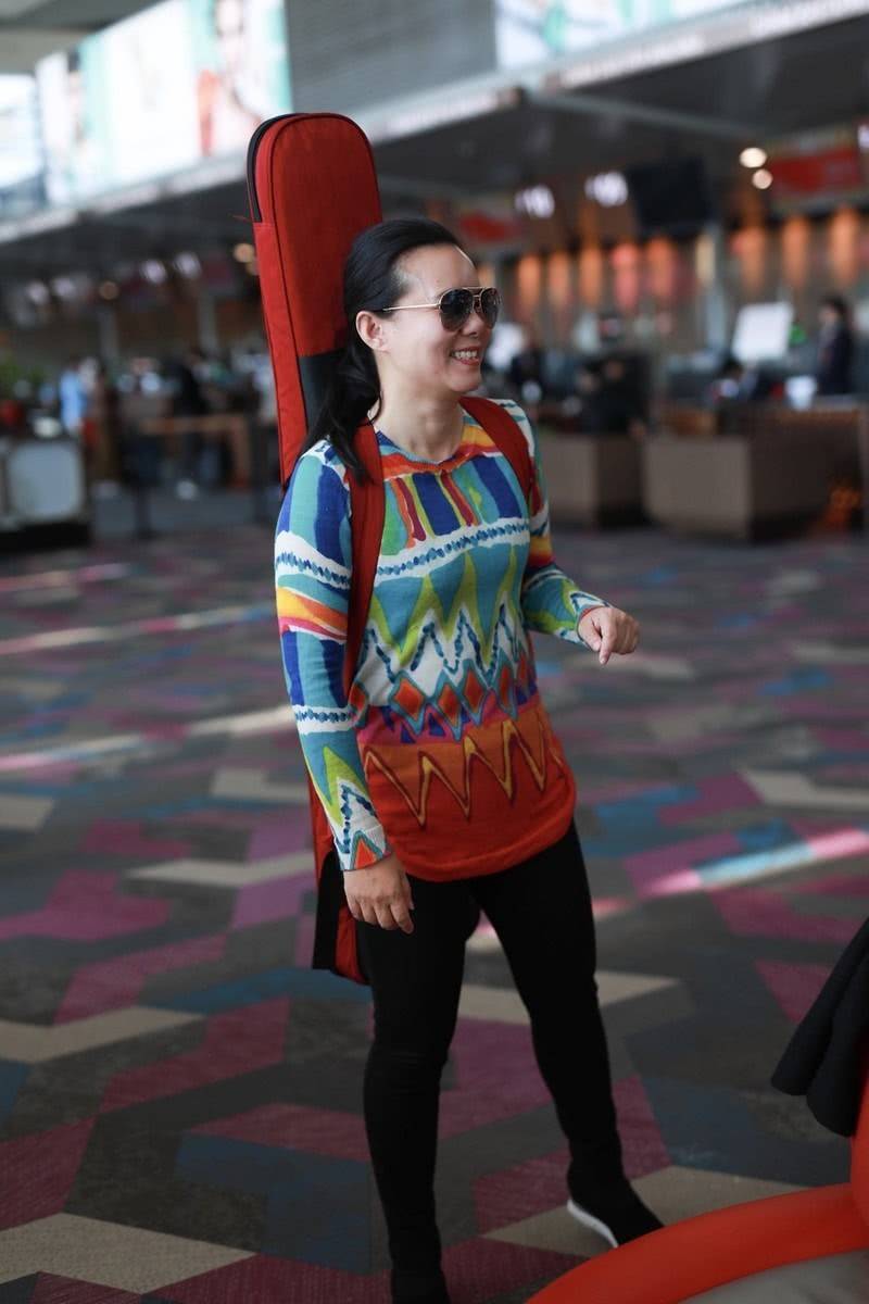 设计|龚琳娜新造型突破真大，穿男友T恤大走嘻哈风，阿姨辈真会赶潮流