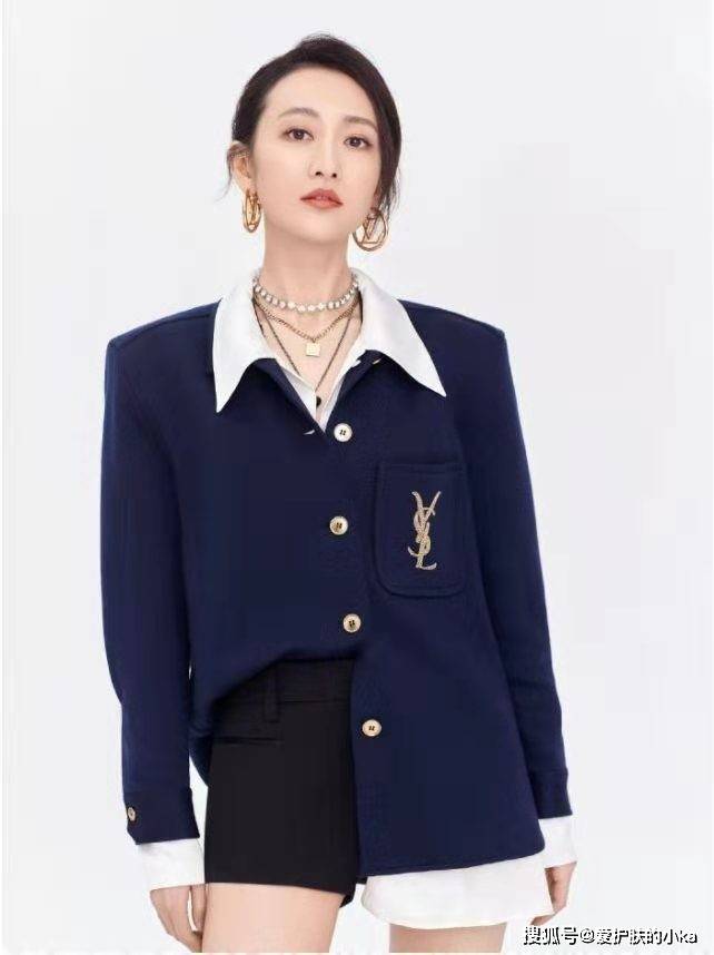 王鸥|王鸥有多瘦看脚就知道，西装配短裤洋气高级，靴子穿成“堆堆袜”