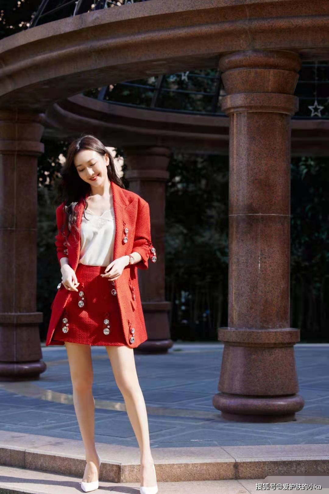 王鸥|王鸥有多瘦看脚就知道,西装配短裤洋气高级,靴子穿成“堆堆袜”