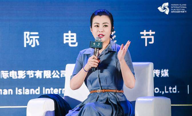 衣品和|郝蕾这次逆袭了,43岁穿大白裙入职当老师,座谈会侃侃而谈超严肃