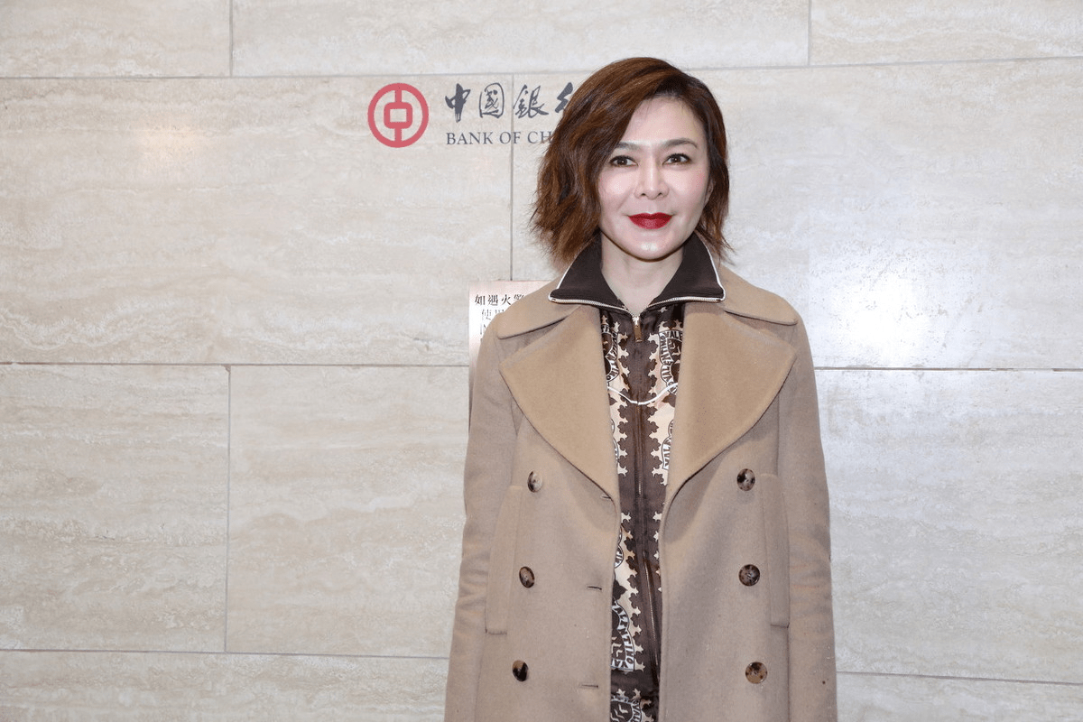 新潮|关之琳虽是“大妈的年纪”，打扮很新潮，大衣配印花套装潇洒干练