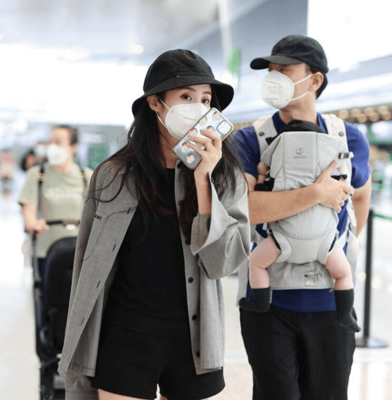 黑色|李光洁小10岁娇妻真有气质，朴素穿搭也盖不住她的美，让人羡慕