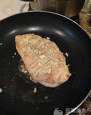 自家怎么做煎鸡胸肉 ad6e24468f364fbc9021f1a03c360e78.jpeg