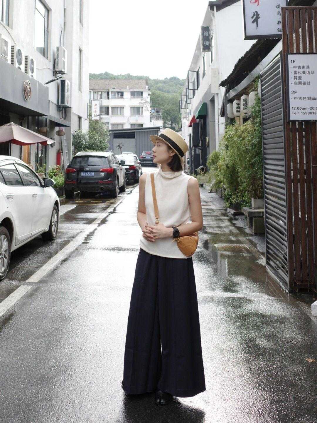 品位|秋季穿搭没头绪？格纹西服搭配连衣裙优雅温柔，时髦灵动