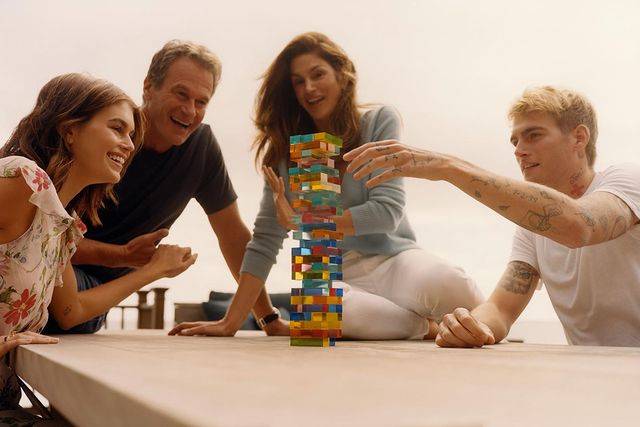 辛迪·|辛迪·克劳馥女儿Kaia,气质天真又高级,高腰牛仔裤穿出黄金比例