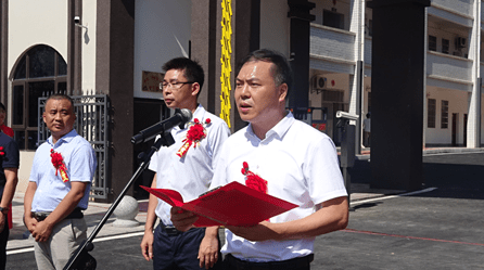 上午十点,侯建平,罗艳花,李检华,邓友荣共同为"永兴县第二中学"揭牌