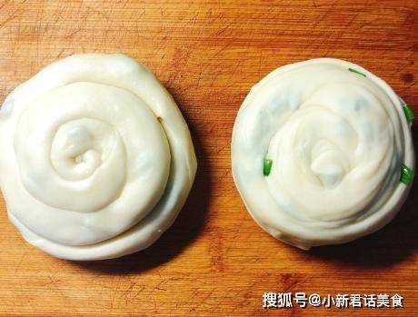 面团|原来葱油饼做法如此简单,掌握3个诀窍,外脆内暄软,层层酥香