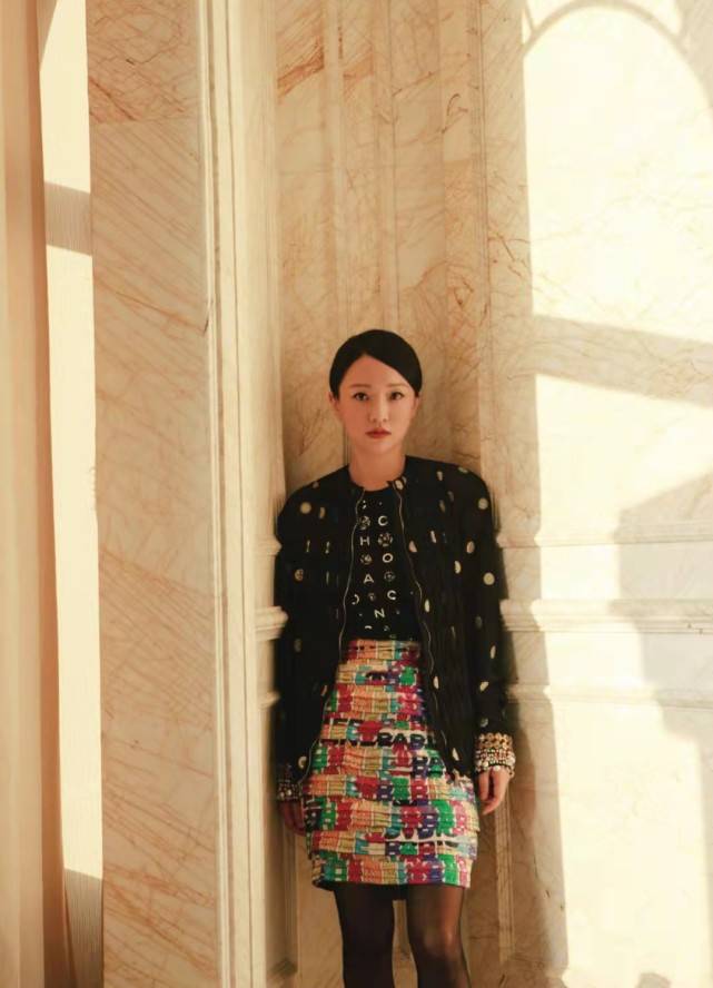 前夫|周迅前夫近照曝光！穿休闲装搂美女合影彻底放飞自我，身材胖不少