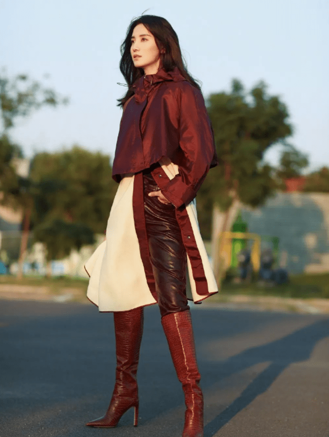 宋佳|宋佳还是挺保守的,穿高开叉裙子还特意加条裤子,依然很有女人味