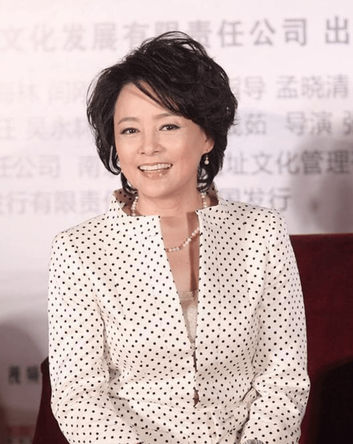 可以将|64岁张瑜老得真优雅，穿波点套装端庄又减龄，奶奶辈照穿好美