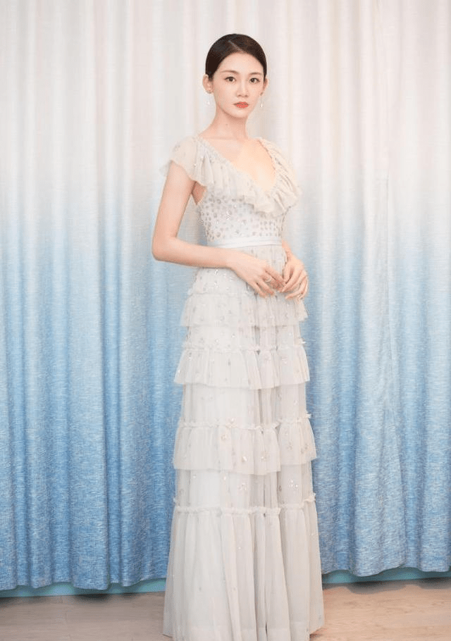 一身|苗苗越看越漂亮，一身简洁黑白色穿出高级感，郑恺眼光独到