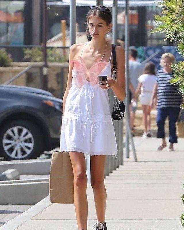 辛迪·|辛迪·克劳馥女儿Kaia,气质天真又高级,高腰牛仔裤穿出黄金比例