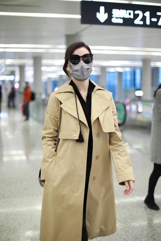 显示|佘诗曼的气质感一般人学不来，卡其色大衣端庄稳重，简约优雅