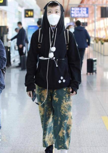 色彩|窦靖童像极了妈妈王菲，穿简单T恤配牛仔裤，洒脱又个性十足