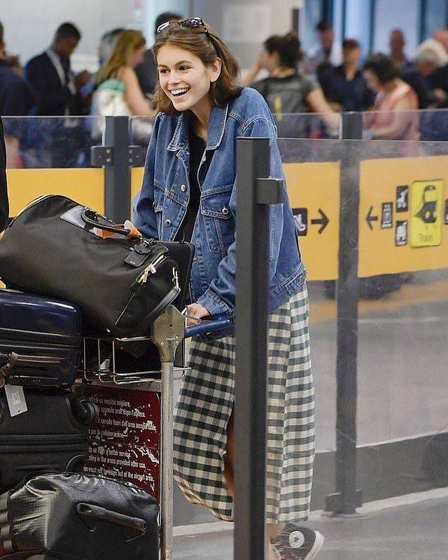 辛迪·|辛迪·克劳馥女儿Kaia,气质天真又高级,高腰牛仔裤穿出黄金比例