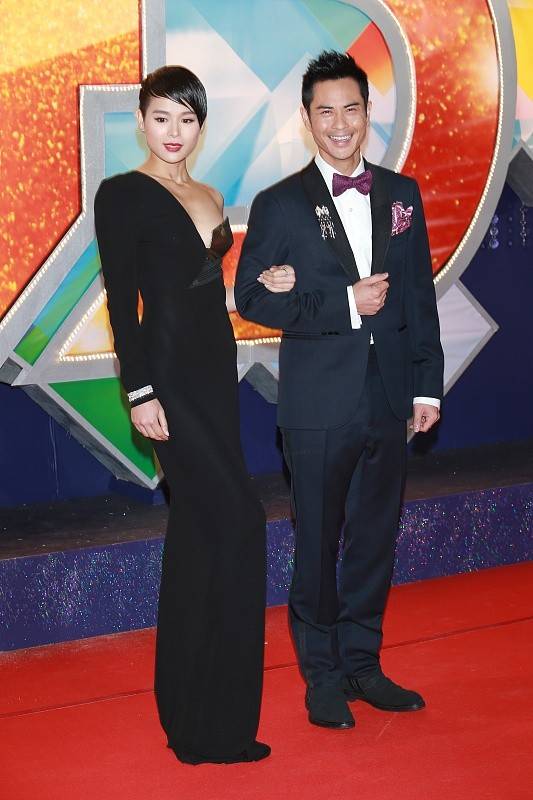 黑色|胡杏儿哪里像40加的人,穿大V领礼服真是肤白貌美,太有魅力