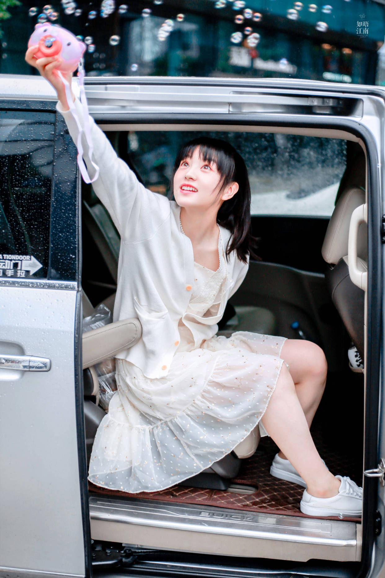 田曦薇|田曦薇太甜了！蝴蝶结抹胸礼服元气俏皮，新晋国民初恋脸惹人爱