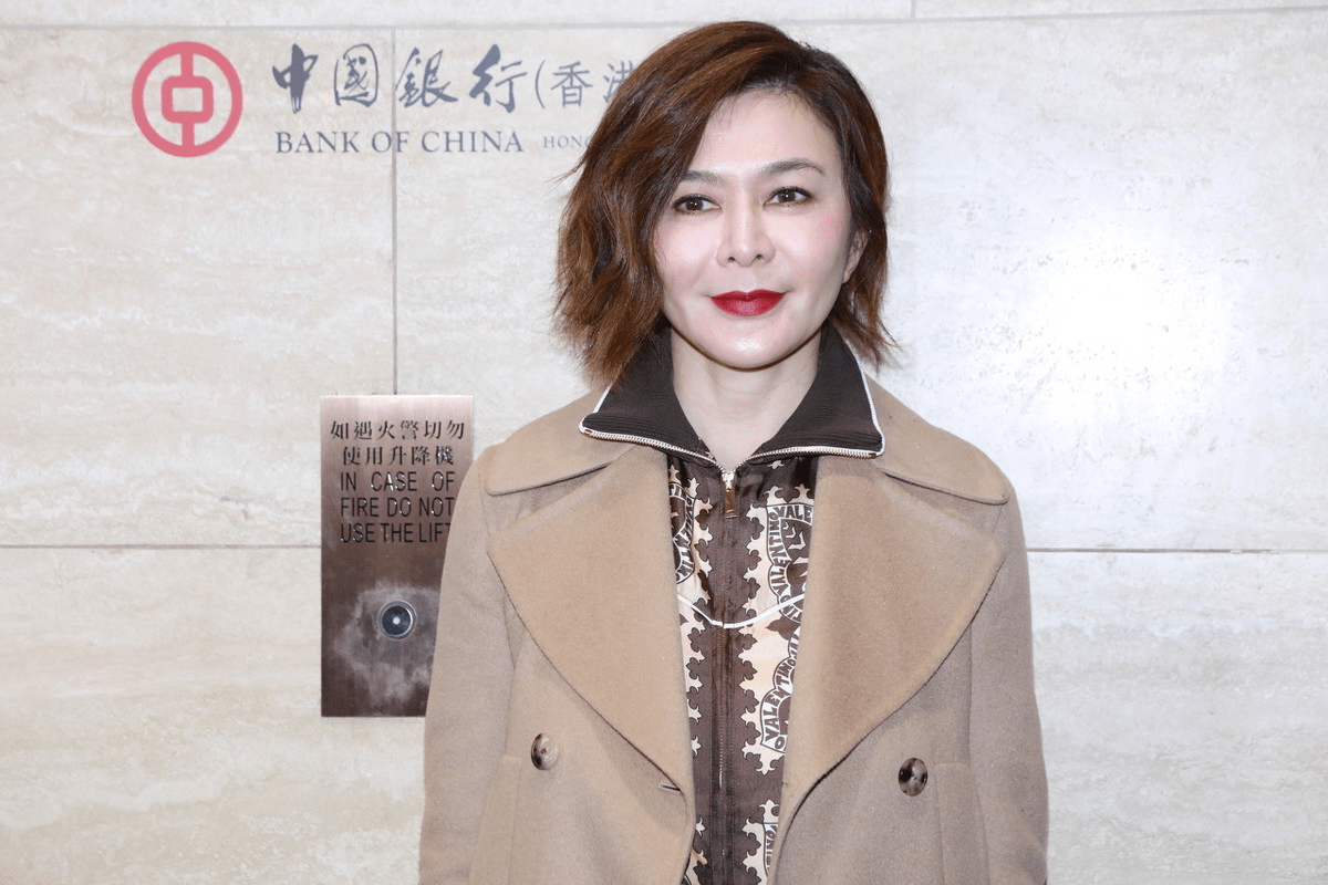 新潮|关之琳虽是“大妈的年纪”，打扮很新潮，大衣配印花套装潇洒干练