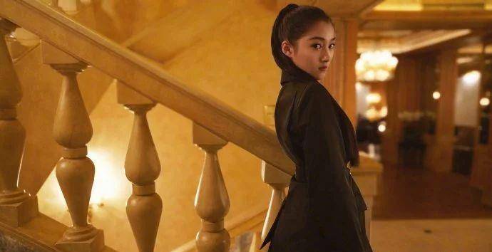 黑色|米兰时装周关晓彤出尽风头,黑色蕾丝裙性感,配军绿色西服有质感