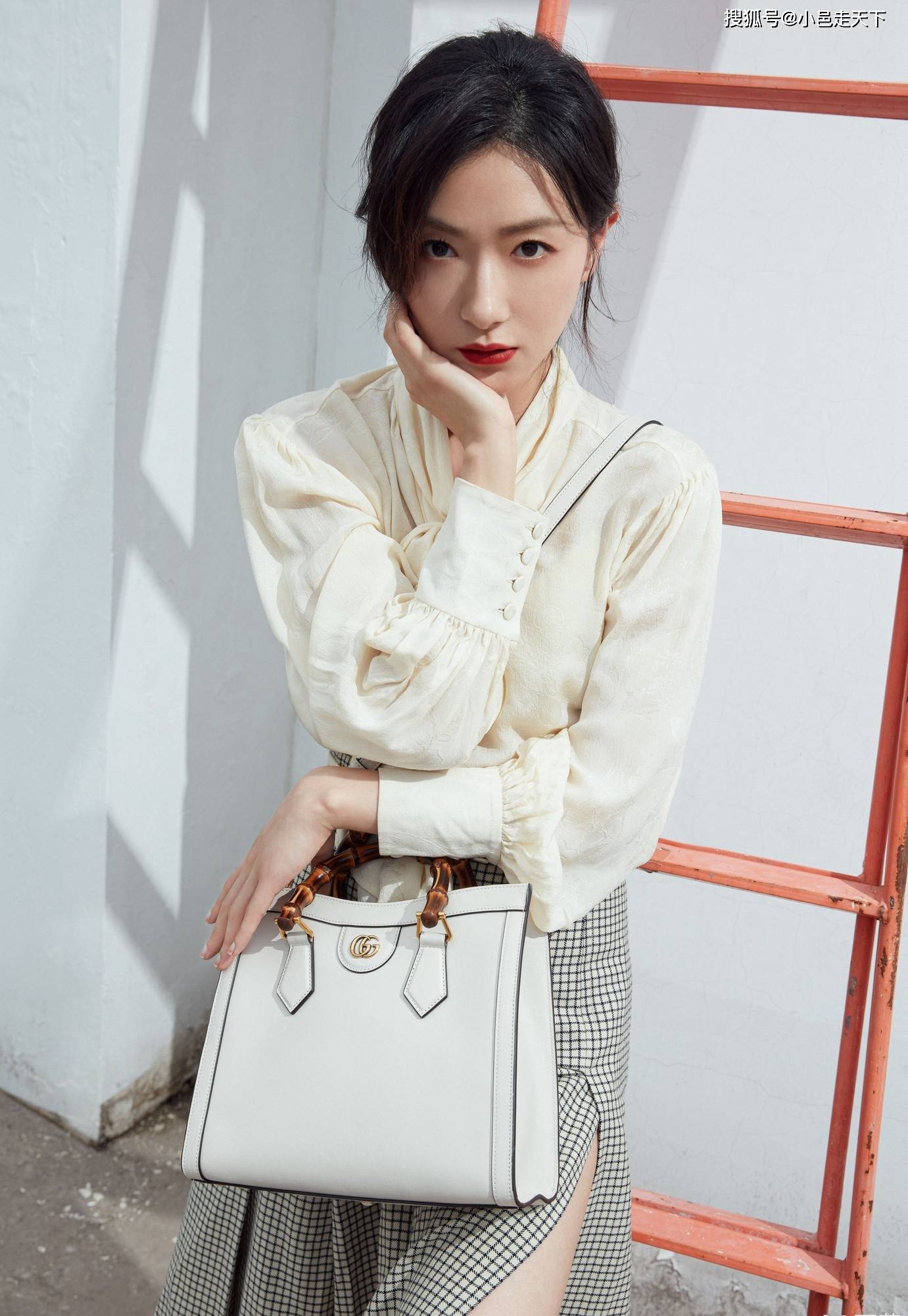 万茜高开叉格子裙美腿写真