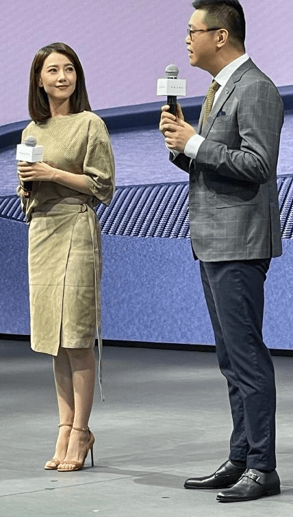 身材|高圆圆夫妇久违合体，赵又廷挽妻变小男人，她发福长妈妈臀变阿姨