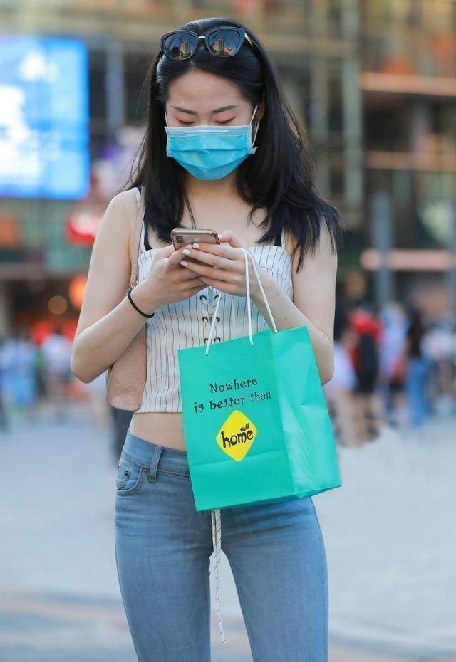 进行|高挑多姿的打底裤美女,个性又不失雅致,笑容甜美