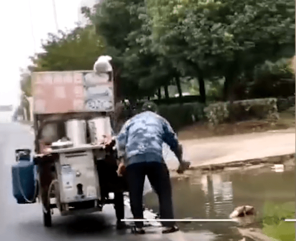 包子|过分！安徽一早餐车摊主舀路边积水放锅中蒸包子，网友：能吃吗