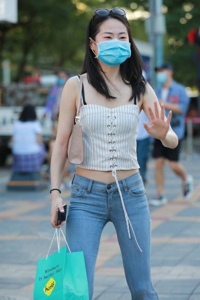 进行|高挑多姿的打底裤美女,个性又不失雅致,笑容甜美