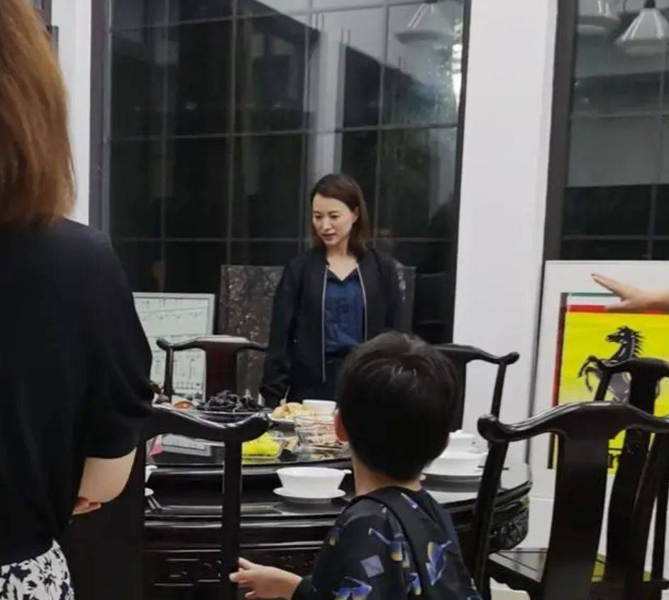 坑洼|董卿过度营销气质好了，化了妆脸上还有小坑洼，素颜更是老阿姨！