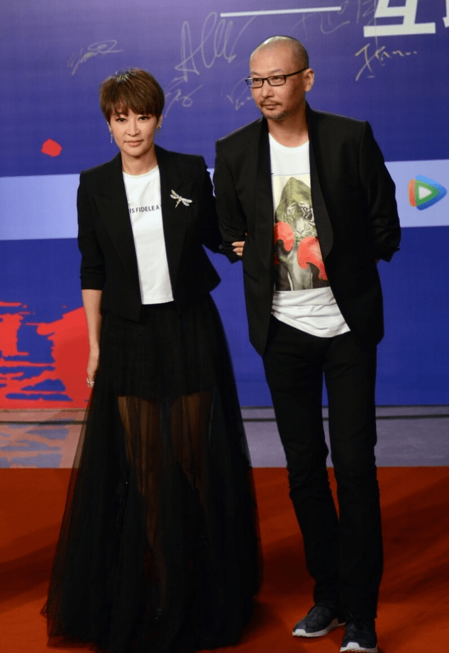感觉|管虎生活中太低调了，走在机场穿搭就像普通人，完全不像大导演