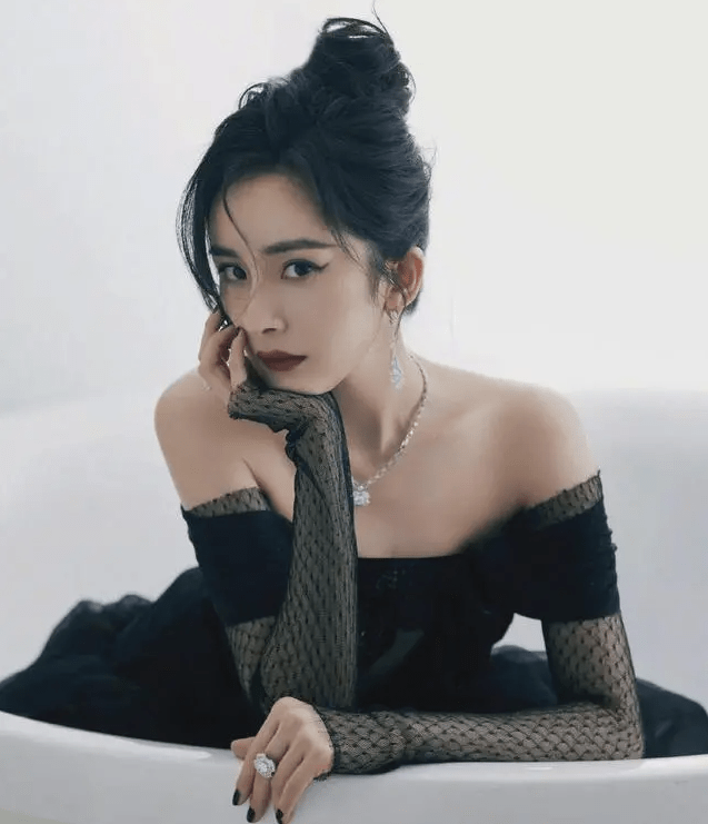 黑色|辣妈杨幂，身材一绝，少女感十足
