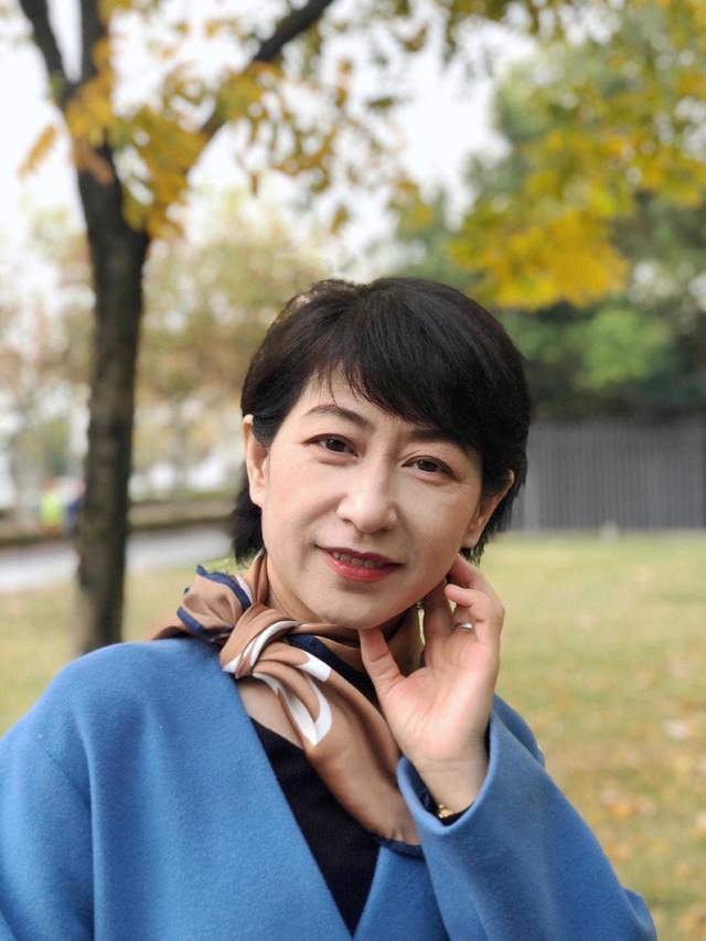显得|40岁也能穿出高级感，蓝色外套搭配半身裙，最体面的中年女性穿搭