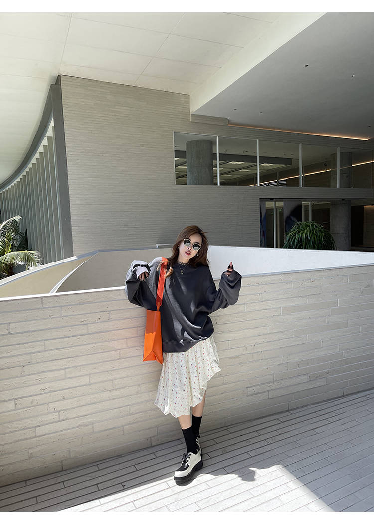 卫衣|学唐艺昕这样穿,简单的卫衣搭配半裙,叠穿出时髦感