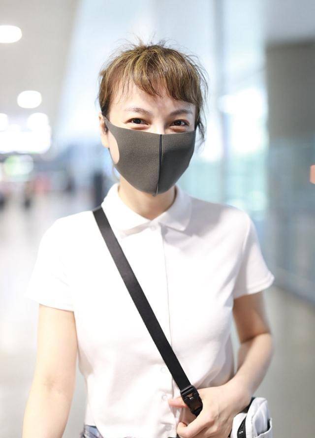 样子|吴昕“全副武装”走机场，穿格衫扎麻花辫扮嫩，36岁养生少女出现