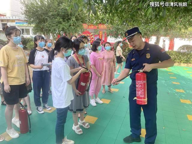 服务小组|护航“开学季” 咸宁消防对10所幼儿园开展环境消杀