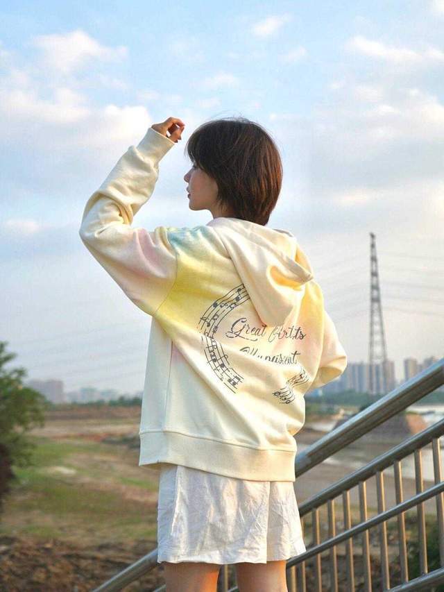 黑色|这是我见过最洋气的通勤穿搭：风衣搭配牛仔裤，很实用又高级洋气