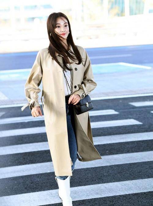感觉|李珠妍身穿卡其色风衣,干净利落的造型给人一种舒适的感觉