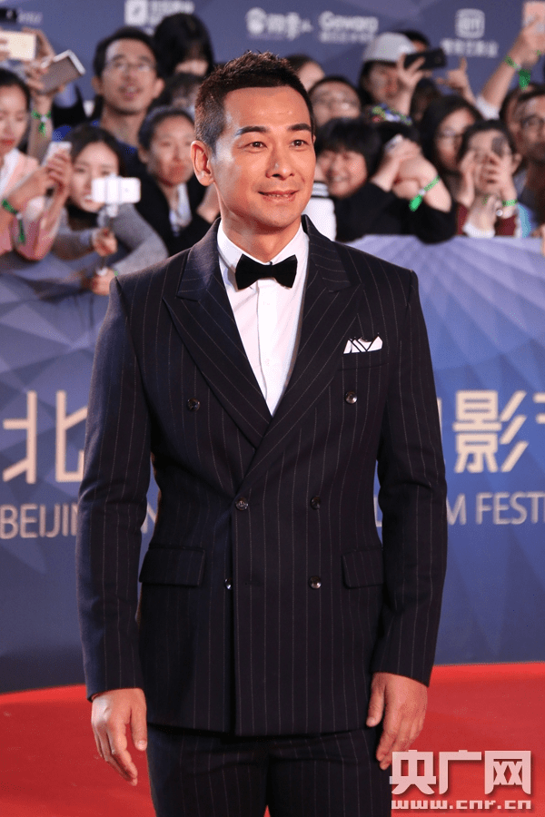 黑色|“功夫明星”赵文卓，50岁身材还挺好，穿简约白T还挺时尚