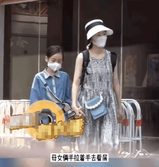贵妇|韩寒一家三口亮相！娇妻贵妇穿搭超有范，女儿罕见露正脸美貌吸睛