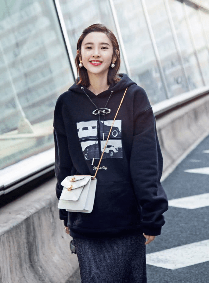 卫衣|学唐艺昕这样穿,简单的卫衣搭配半裙,叠穿出时髦感