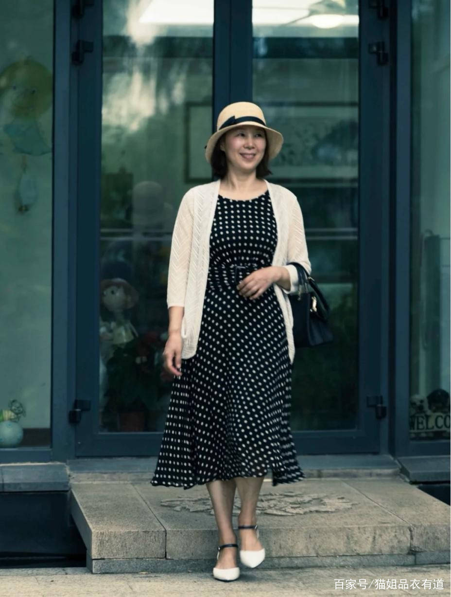 黑色|优雅与年龄无关,这位65岁的博主用“4件裙装”玩转时髦,太会穿