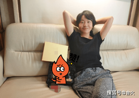 京剧|50岁闫妮素颜照罕曝光！眼窝凹陷头发泛白，穿居家服仍难掩风情