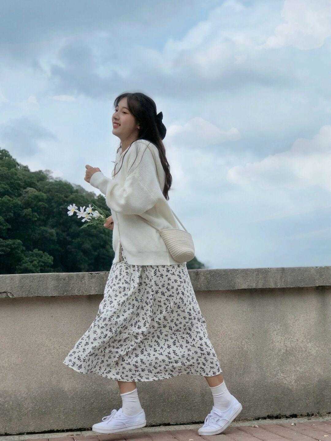 身材|“腿胖”的女生可以尝试这样穿，衬衫搭配半身裙，修身又洋气