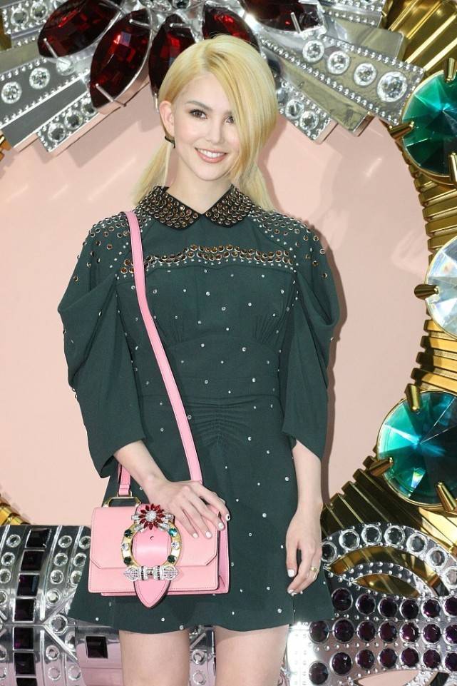 马尾|不愧是天王嫂，昆凌扎双马尾背粉色包包，看着都挺大气的