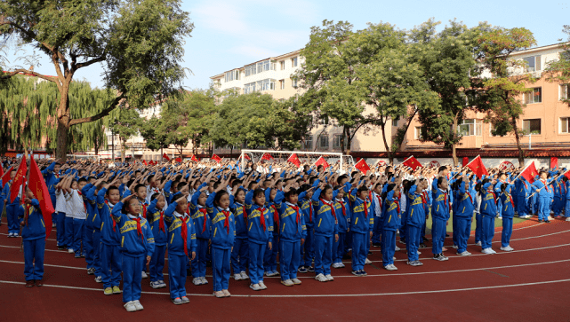 呼和浩特市满族小学举行请党放心强国有我主题升旗仪式