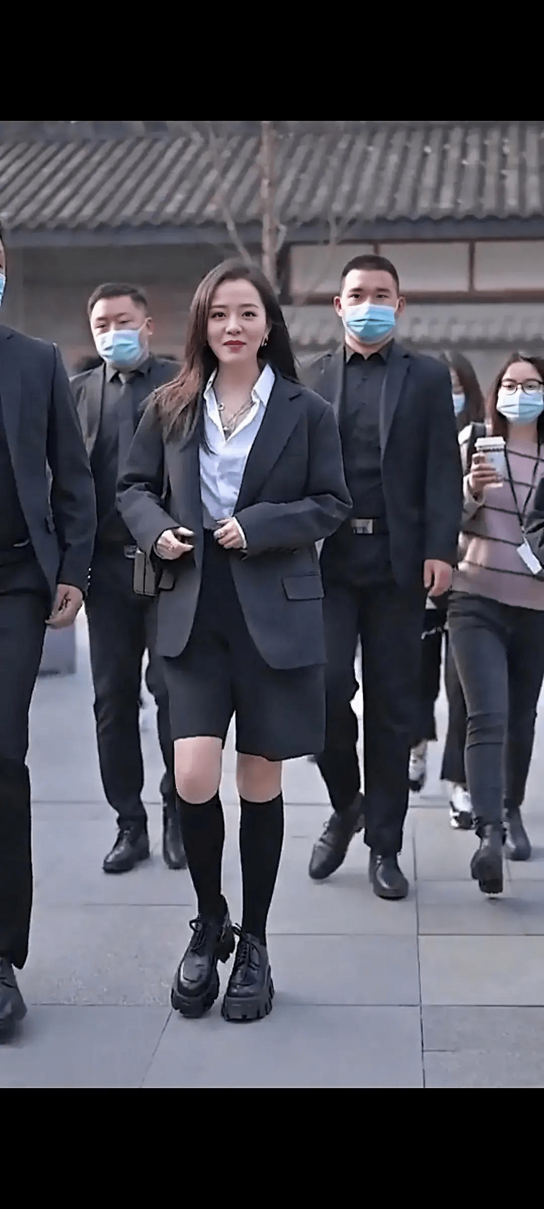 个性|张靓颖罕见露面，瘦下来变得好洋气，穿西装配五分裤竟这么好看！