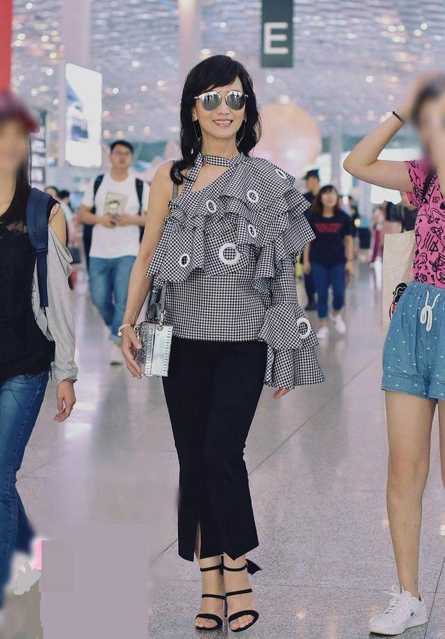 皱纹|赵雅芝现身西湖，竟然没有引起群众围观，穿红裙优雅动人很真实！