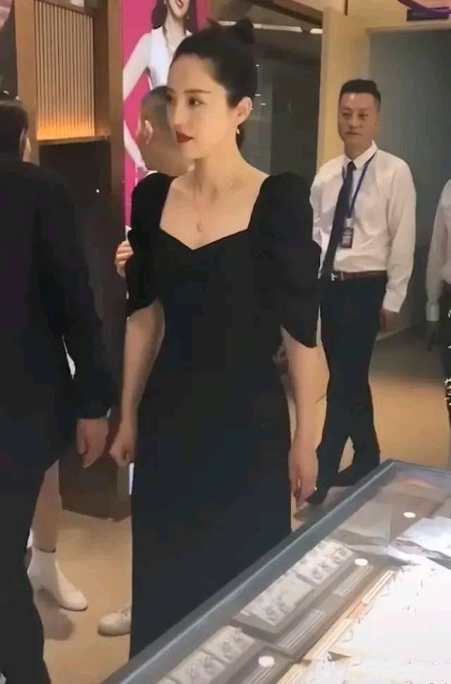 都是会|在环球影城偶遇董璇一家，穿亲子装好温馨，妈妈穿短裙身材真实！